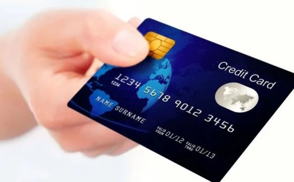 信用卡逾期28000元，银行追要违约金，法院驳回！